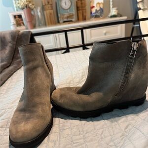 Sorel Gray Ankle Boots with Zipper Closure and Rubber Sole